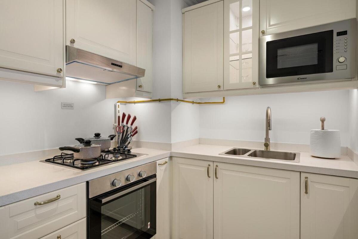 Apartment First Class 1br Spacious Comfort Awaits Dubai